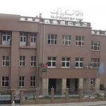 بانک مرکزی ۱۰ میلیون دالر را برای جلوگیری از سقوط پول به حراج می‌گذارد